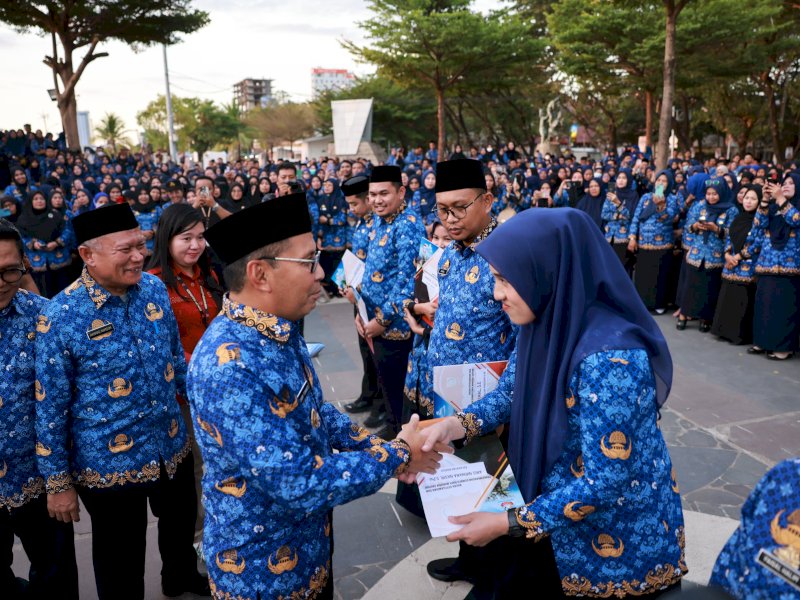 Danny Pomanto menyerahkan secara simbolis SK P3K di Anjungan Pantai Losari. (Foto: IST)