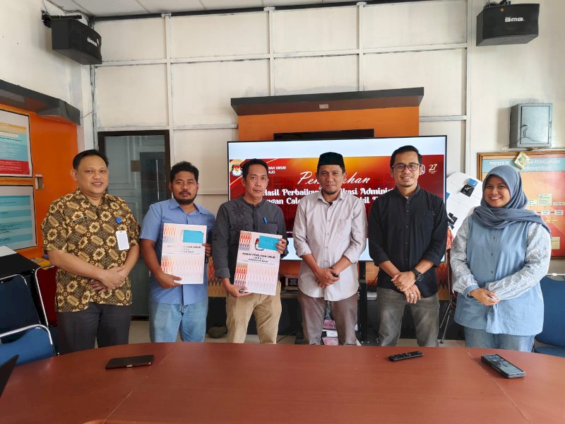 Penyerahan berita acara ke masing-masing LO atau narahubung bakal calon yang akan ikut dalam konstentasi pilkada Wajo 2024.