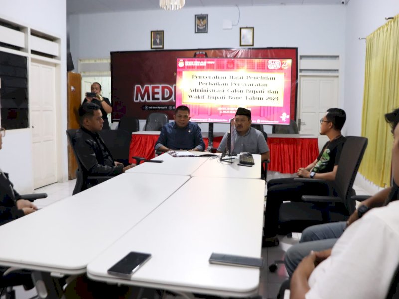 KPU Bone mengumumkan tiga Paslon Kepala Daerah memenuhi syarat maju bertarung.