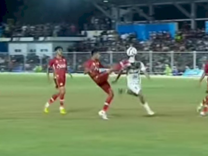 Kepala pemain Sulteng jersey putih ditendang pemain lini belakang Aceh jersey merah di kotak pinalti yang nampak di depan wasit namun tidak diberikan sebuah pelanggaran. (Foto: INT)