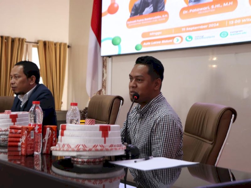 Komisioner Bawaslu Bone, Rohzali Putra Badaruddin saat mengajar pemuda dan mahasiswa mewujudkan Pilkada berkualitas. (Foto: IST)