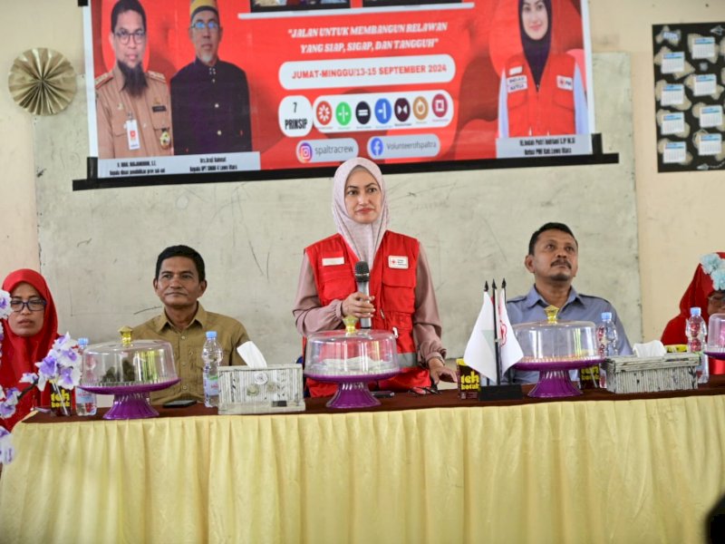 Bupati Luwu Utara, Indah Putri Indriani saat membuka kegiatan PMR di SMAN 4. (Foto: IST)