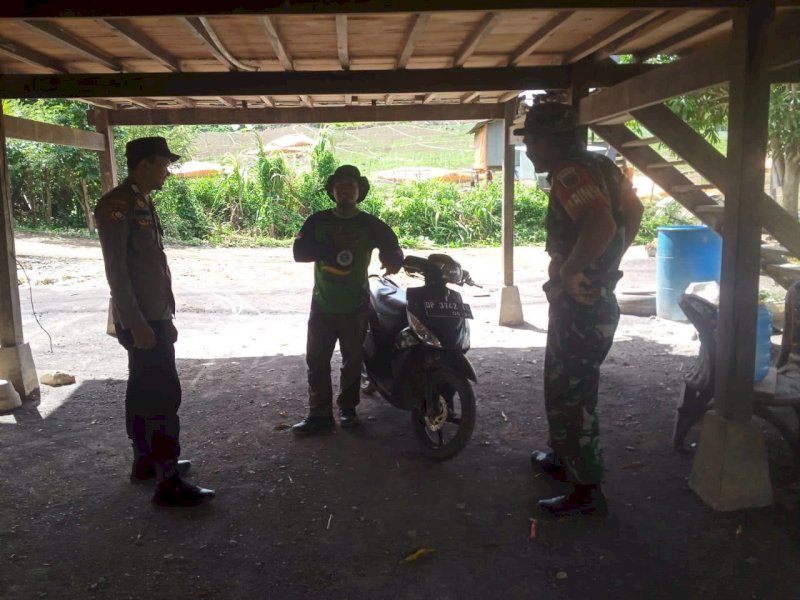 Bhabinkamtibmas Anggeraja, Enrekang, Brigpol Umar saat menyambangi rumah warga. (Foto: IST)