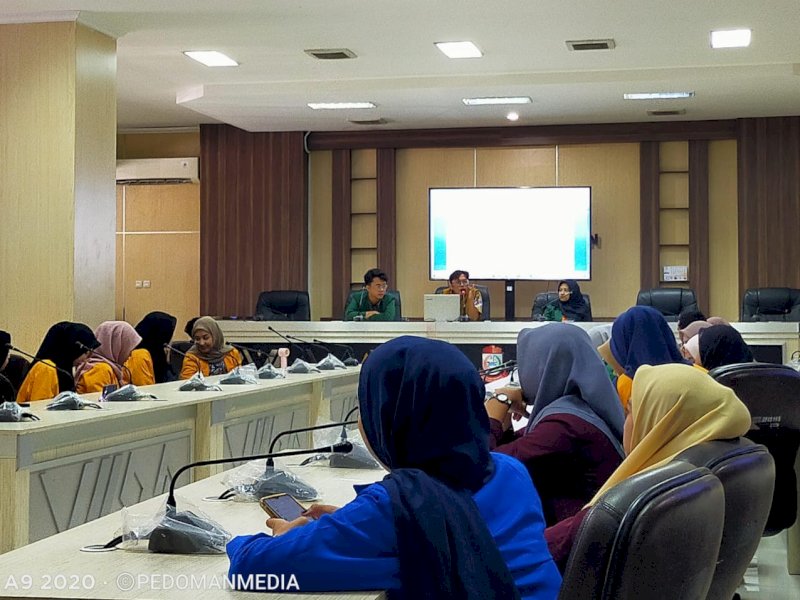 Kepala Sub Bagian Perlengkapan Sekretariat DPRD Kota Makassar, Kepala Sub Bagian Perlengkapan, Muhammad Akbar Rasyid (Kakak Oca) saat menjelaskan materi yang ia bawakan. (Foto: Nober Salamba/PM)
