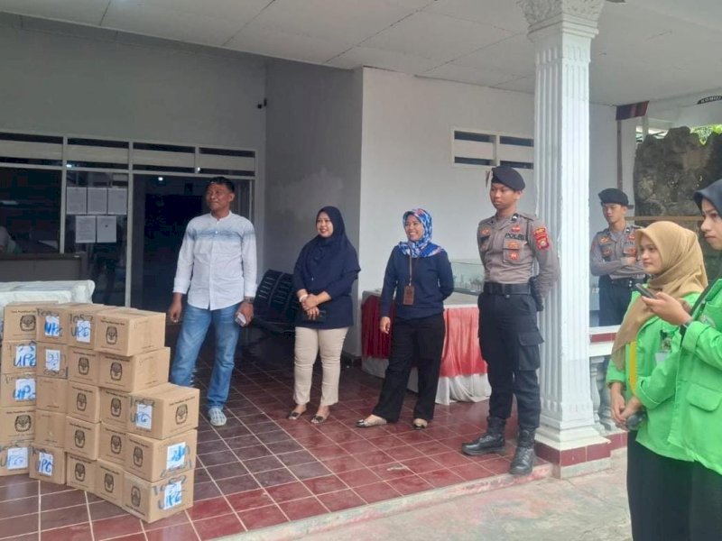 Bawaslu Kabupaten Bone saat melakukan pengawasan melekat distribusi logistik Pilkada. (Foto: IST)