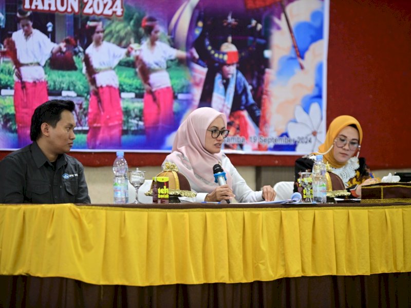 Bupati Luwu Utara, Indah Putri Indriani saat menghadiri kegiatan Peningkatan SDM Kelompok Sanggar Seni dan Pemerhati Budaya. (Foto: IST)