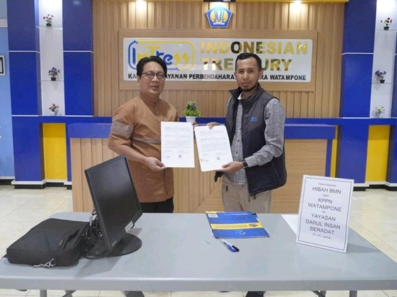 Kepala KPPN Watampone, Djoko Julianto menyerahkan hibah BMN kepada Yayasan Darul Insan Beradat. (Foto: IST)