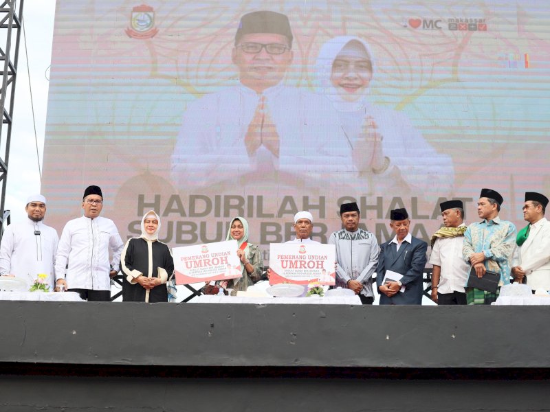 Pemenang undian paket umroh gratis yang dibagikan Danny Pomanto. (Foto: IST)