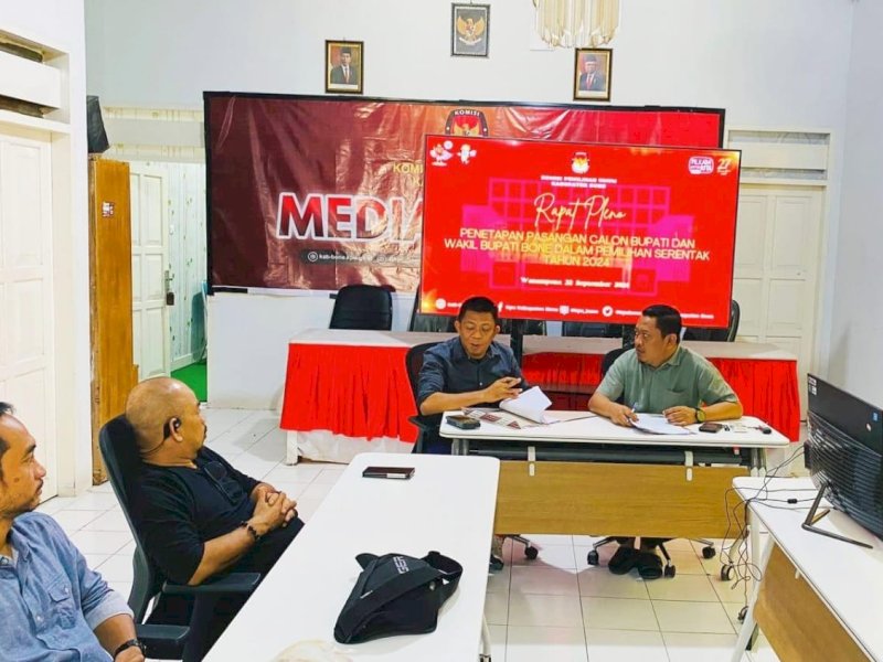 KPU Kabupaten Bone menetapkan 3 Paslon, dan akan melakukan pengundian nomor urut besok.