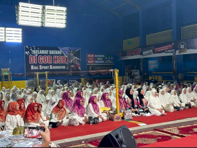 Majelis taklim Wajo menyambut kedatangan Fatmawati Rusdi. 