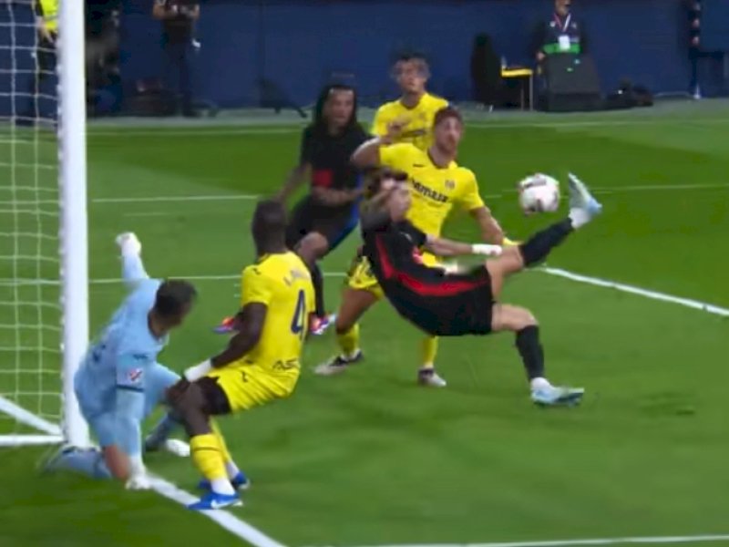 Gol kedua sontekan salto Lewandowski didepan gawang Villareal. (Foto: INT)