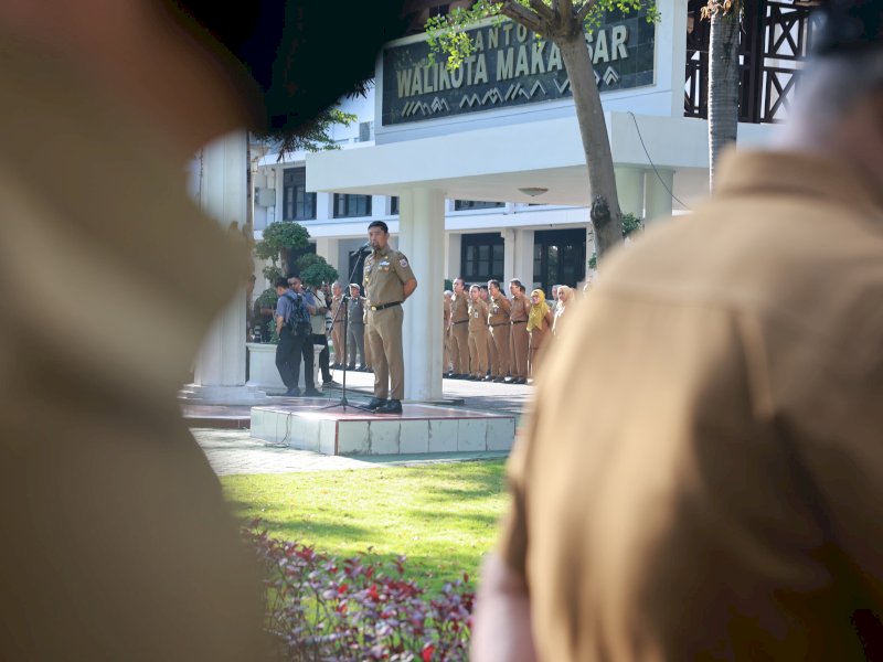 Pjs Wali Kota Makassar Andi Arwin memimpin apel pagi di Kantor Balaikot. 