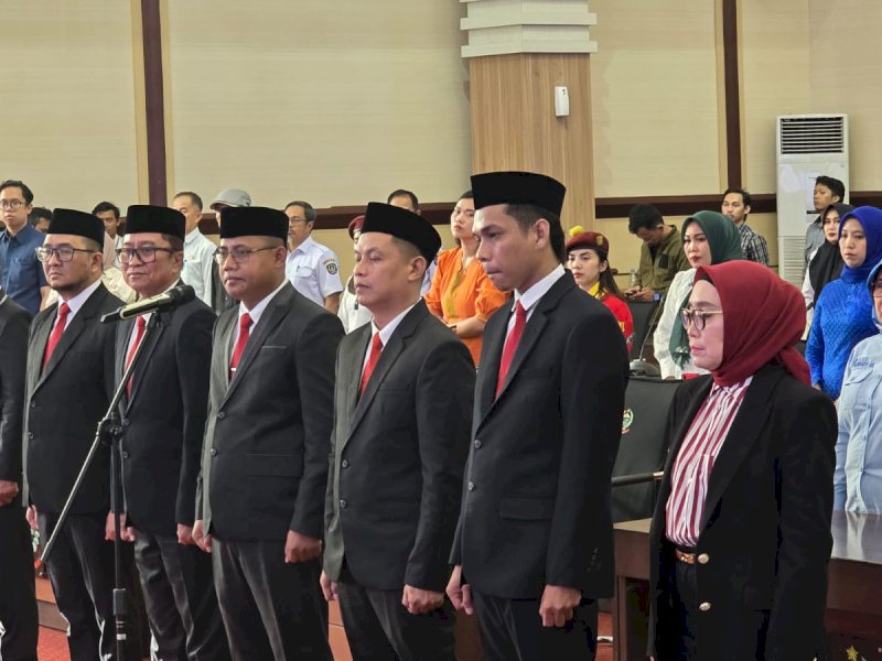 Pj Gubernur Sulsel Zudan Arif Fakrulloh resmi melantik tujuh komisioner Komisi Penyiaran Indonesia Daerah (KPID) Sulsel periode 2024-2027.