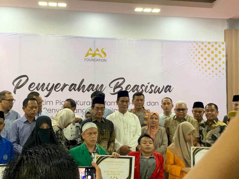 Andi Amran Sulaiman menyerahkan bantuan beasiswa untuk 133 mahasiswa. 