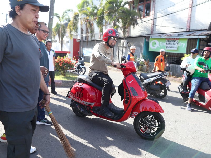Pjs Wali Kota Makassar Andi Arwin Azis, dengan mengendarai motor scooter matic menyisir 3 kecamatan. 