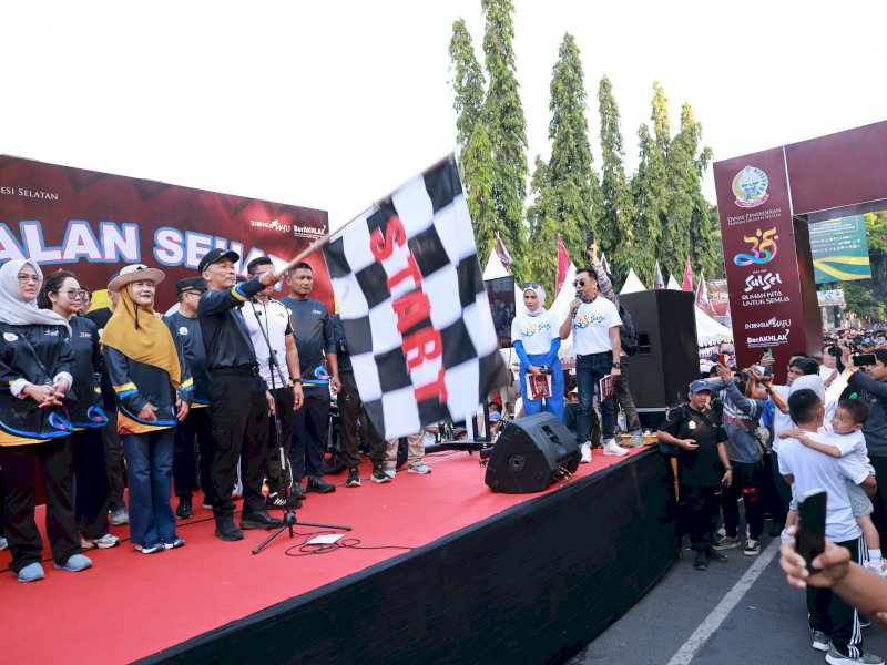 Jalan sehat memperingati HUT ke-355 Sulawesi Selatan di Monumen Mandala. 