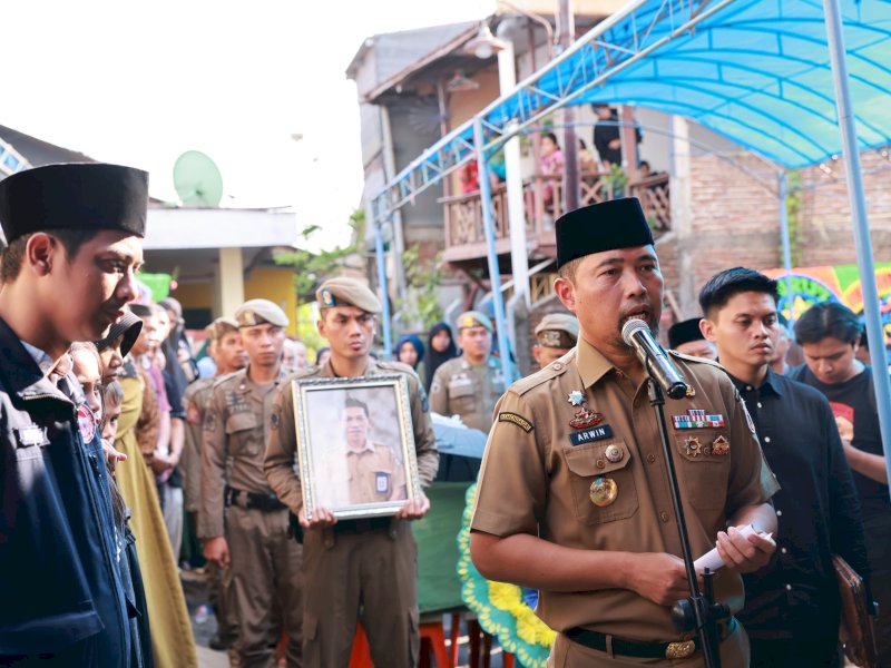 Pjs Wali Kota Makassar Andi Arwin Azis memimpin langsung Upacara Pelepasan Jenazah Kepala UPTD Perlindungan Perempuan dan Anak (PPA) Makassar, Muslimin Hasbullah