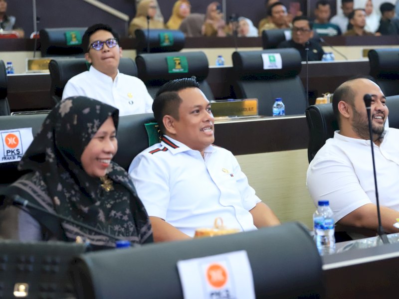 Sufriadi Arif (tengah) 