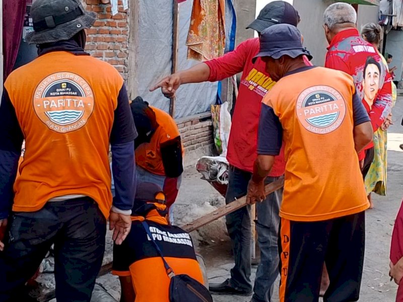 Tim satgas khusus Paritta' Dinas PU Makassar tengah berjibaku melakukan pembersihan saluran di Jalan Andi Tonro 3, Lorong 3. (Foto: IST)