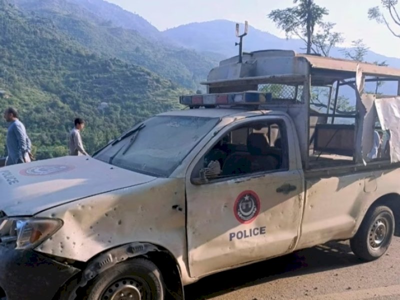 Kendaraan polisi yang sedang mengawal rombongan Diplomat asing rusak akibat dampak dari serangan bom. (Foto: INT)