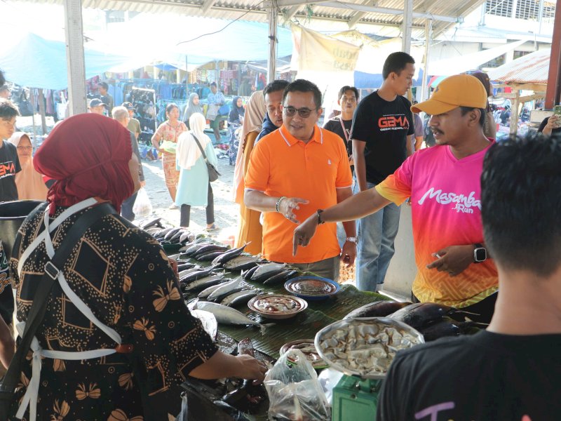 Cabup Lutra Muh Fauzi menyapa pedagang Pasar Kapidi. 