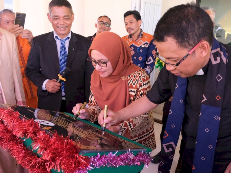 Bupati Luwu Utara, Indah Putri Indriani bersama Ketum BPS Gereja Toraja, Pendeta Alfred Anggui menandatangani prasasti peresmian. (Foto: IST)