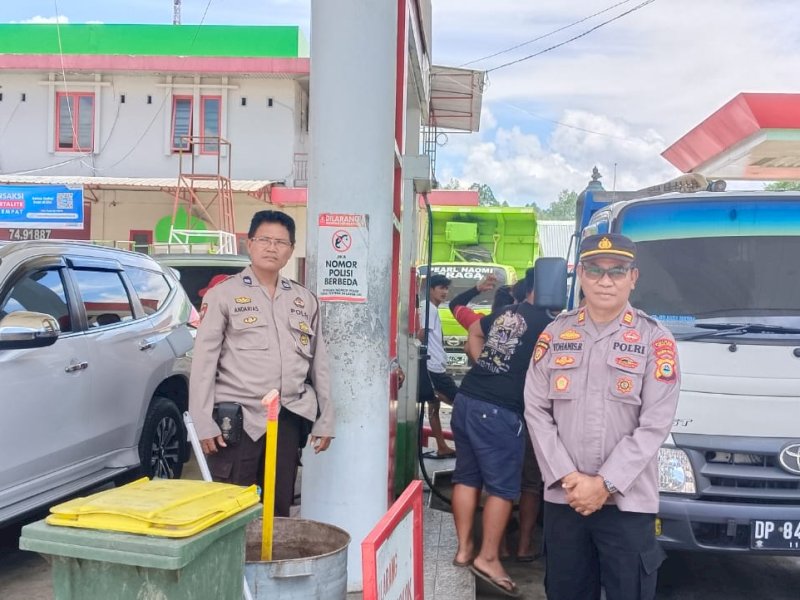 Kapolsek Rantepao Toraja Utara, AKP Yohanis Ramba saat memantau penyaluran BBM di SPBU Bolu. 