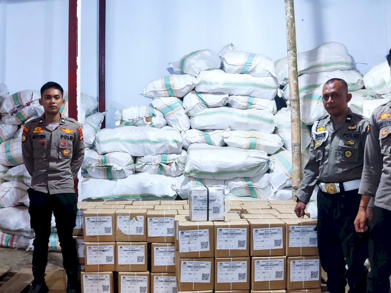 Personel Polres Torut melakukan pengamanan di gudang logistik KPU. 