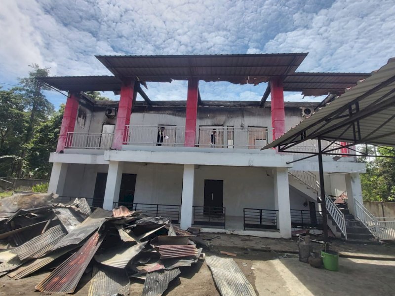 Kondisi rumah Kades Raja seusai api berhasil dipadamkan Pemadaman Kebakaran. (Foto:IST)