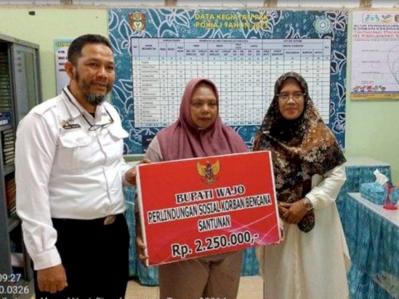 Pemkab Wajo menyalurkan bantuan kepada korban bencana. 