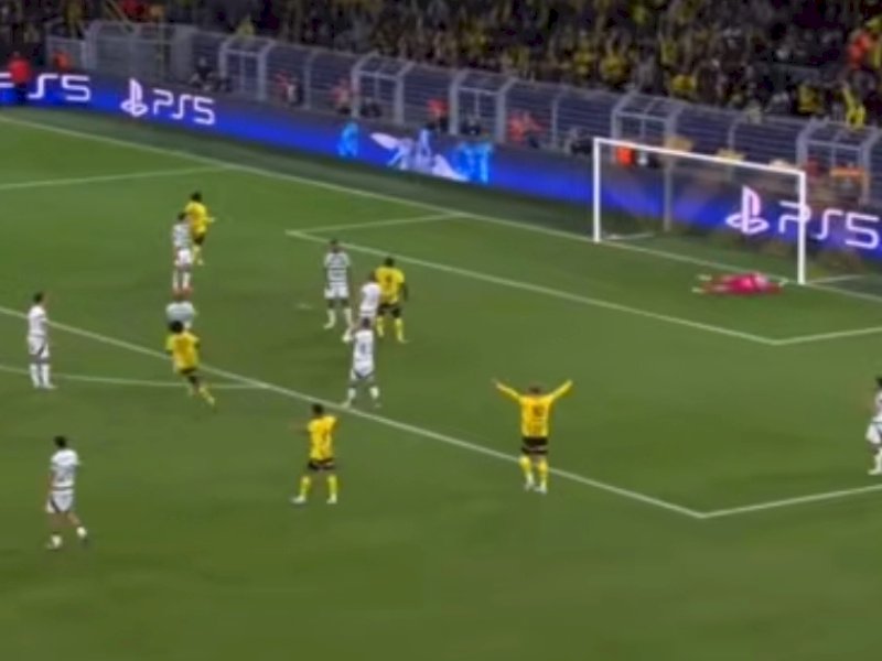 Adeyemi jersey kuning mencetak gol hatrick ke gawang Celtic. (Foto: INT)