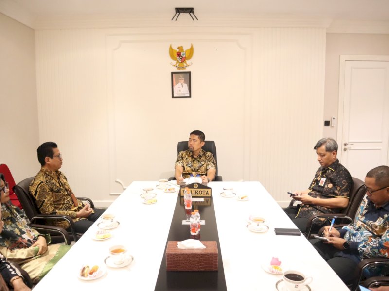 Wakil Rektor IV UNM, Prof Syahruddin saat membahas pengembangan Pulau Lakkang sebagai desa binaan. (Foto: IST)