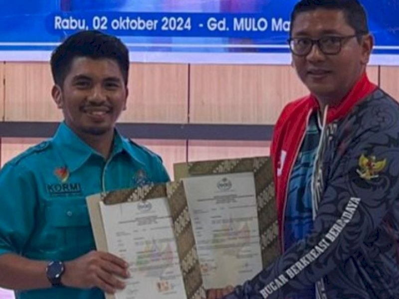 Junaidi La Dalle sebelah kiri resmi memimpin IOSKI Sulsel. (Foto: IST)