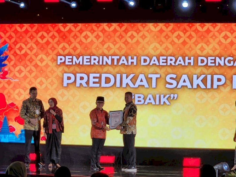 Pemkab Enrekang menerima penghargaan SAKIP B dari KemenPAN-RB. (Foto: IST)
