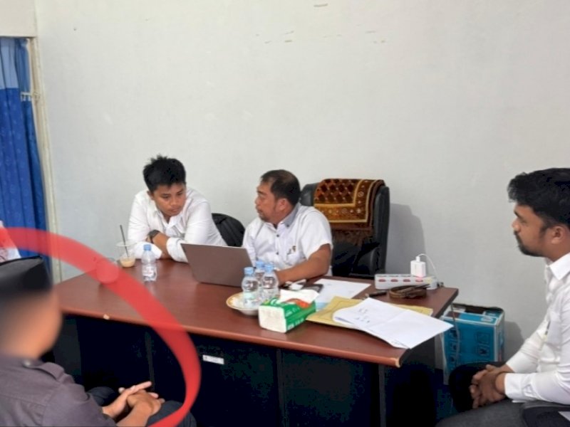 Kades Cemba sedang diperiksa Gakkumdu terkait dugaan keterlibatan dirinya dalam kampanye salah satu Paslon. (Foto: IST)