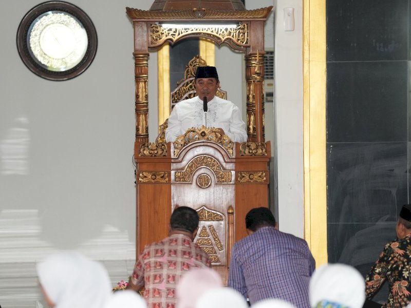 Pj Gubernur Sulawesi Barat Bahtiar Baharuddin menghadiri peringatan Maulid Nabi yang digelar BKMT Sulbar. 