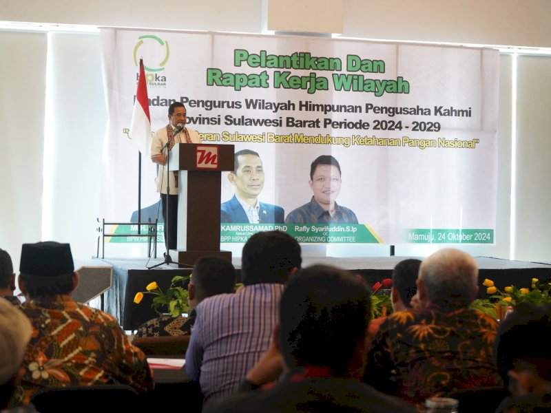 Pj Gubernur Sulawesi Barat Bahtiar Baharuddin pada pelantikan Badan Pengurus Wilayah Himpunan Pengusaha Kahmi (Hipka) Sulbar. 