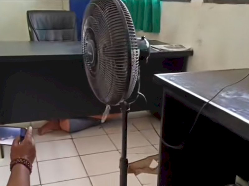 Camat Negeri Katon, Kabupaten Pesawaran, Enggo Pratama sedang bersembunyi di bawah kolong meja. (Foto: INT)