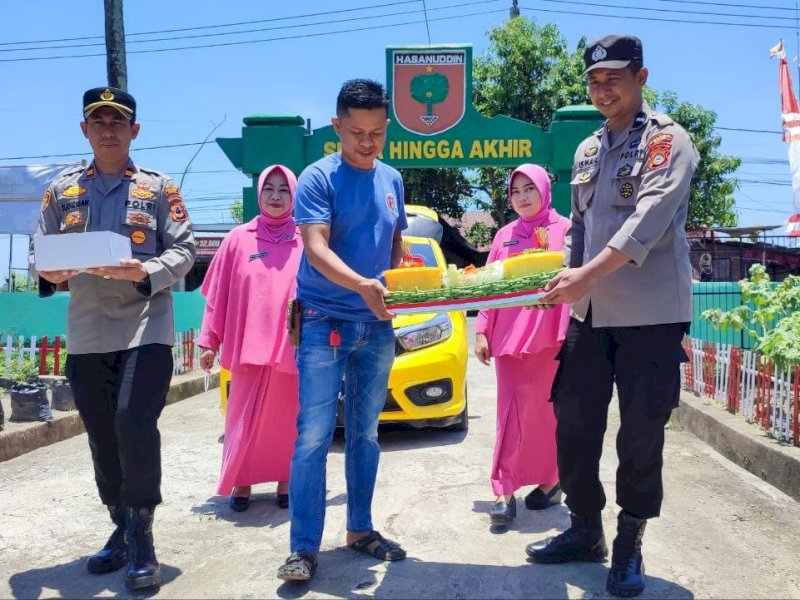 Kapolsek Kajuara, Iptu Sudirman bersama rombongannya membawa kue ulang tahun dan nasi tumpeng. (Foto: IST)
