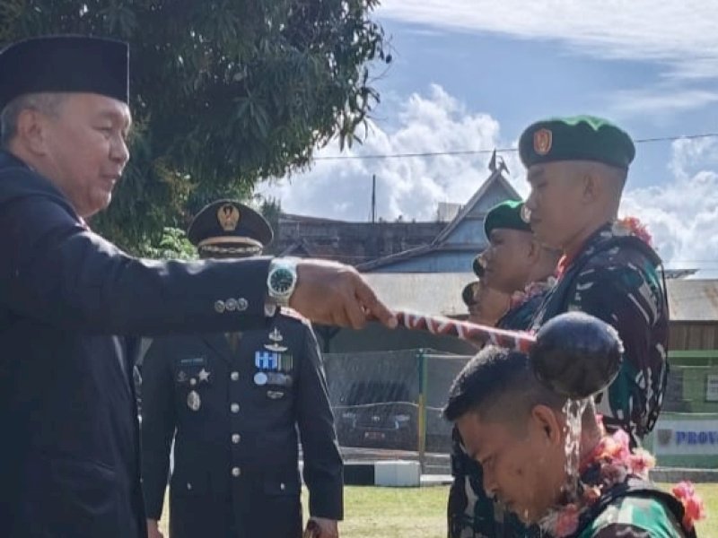 Ketua DPRD Kabupaten Wajo, Firmansyah Perkesi saat melakukan penyiraman penyegaran prajurit TNI. (Foto: IST)