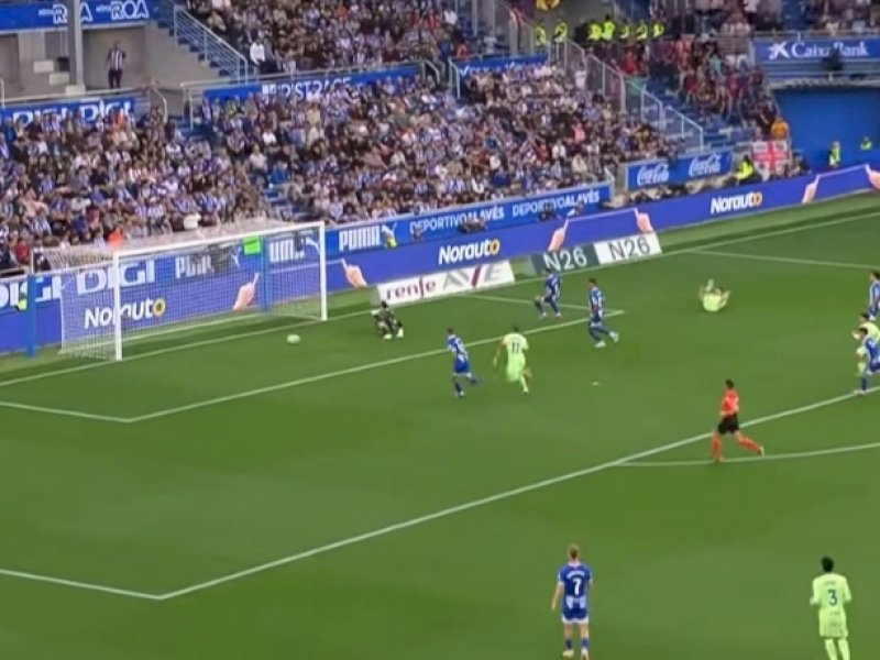 Gol hatrick Lewandowski pada menit ke-32 jersey hijau. (Foto: INT)