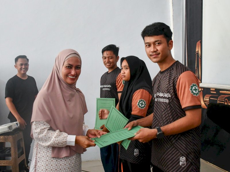 Bupati Luwu Utara, Indah Putri Indriani menyerahkan sertifikat pelatihan operator alber. (Foto: IST)