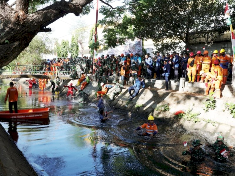 Proses pembersihan Kanal di Jalan Andi Djemma. (Foto: IST)