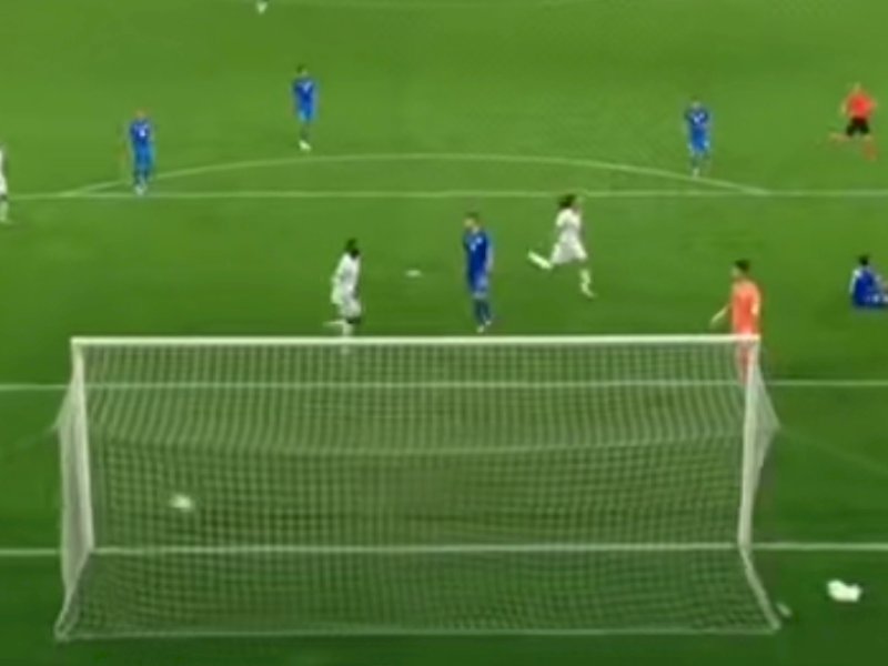 Gol keempat Prancis menit ke-88 dicetak Bradley Barcola jersey putih. (Foto: INT)