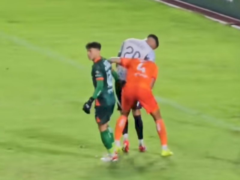 Pemain PSPS Pekanbaru memiting pemain Persiraja Banda Aceh di detik-detik akhir babak kedua selesai. (Foto: MDS)