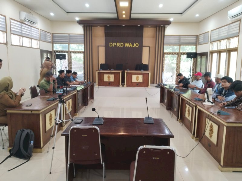 Koalisi Aksi Mahasiswa dan Masyarakat Bela Rakyat Kabupaten Wajo menyampaikan aspirasi di DPRD. (Foto: IST)