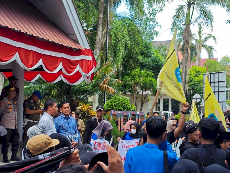Aktivis PMII menyampaikan aspirasi Gedung DPRD Wajo. 