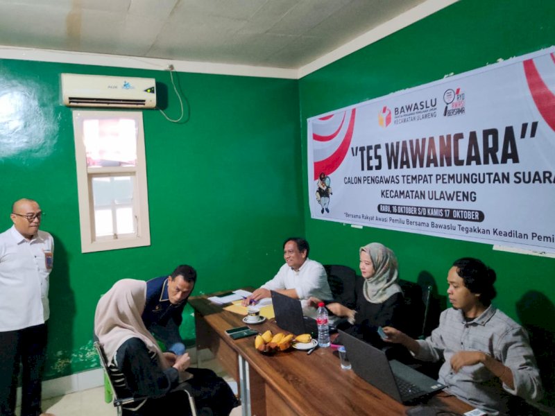 Ketua Bawaslu Bone, Alwi memantau langsung tes wawancara PTPS di Kecamatan Ulaweng. (Foto: IST)
