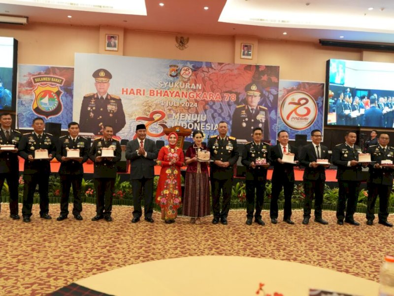 Pj Gubernur Sulbar Bahtiar Beri Kejutan di HUT Bhayangkara ke-78
