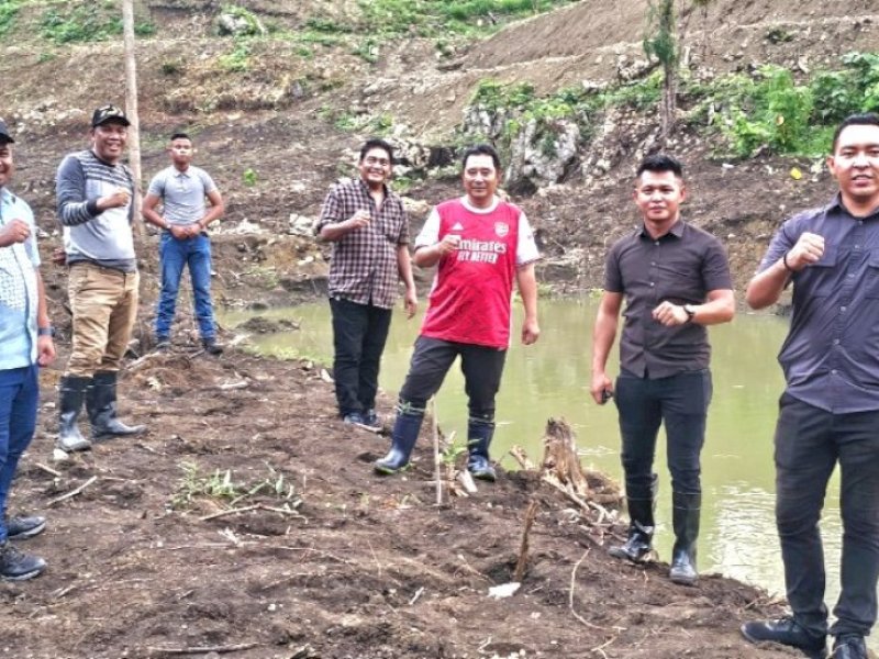 Pj Gubernur Bahtiar Tebar Bibit Kangkung di Area Kolam Nila Pemprov Sulbar
